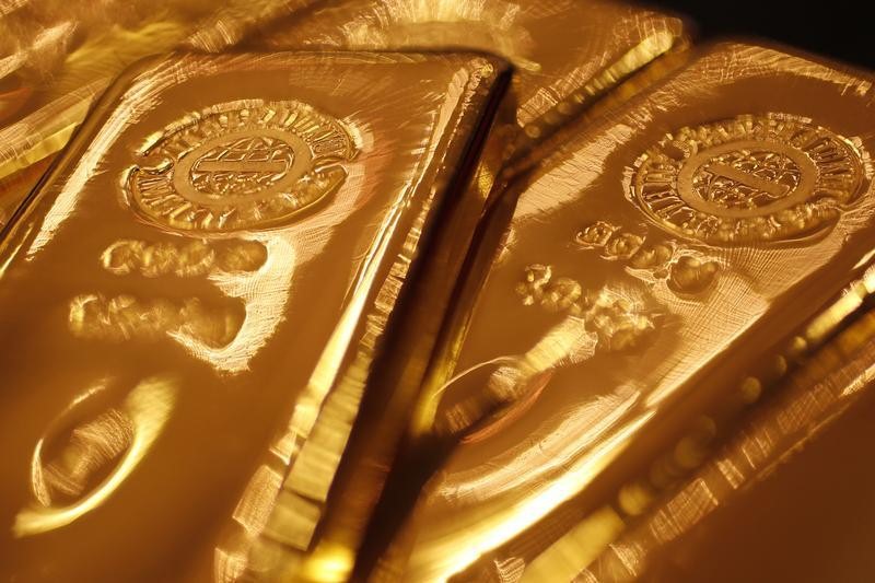 Gold climbs 1% on delayed Fed rate hike outlook