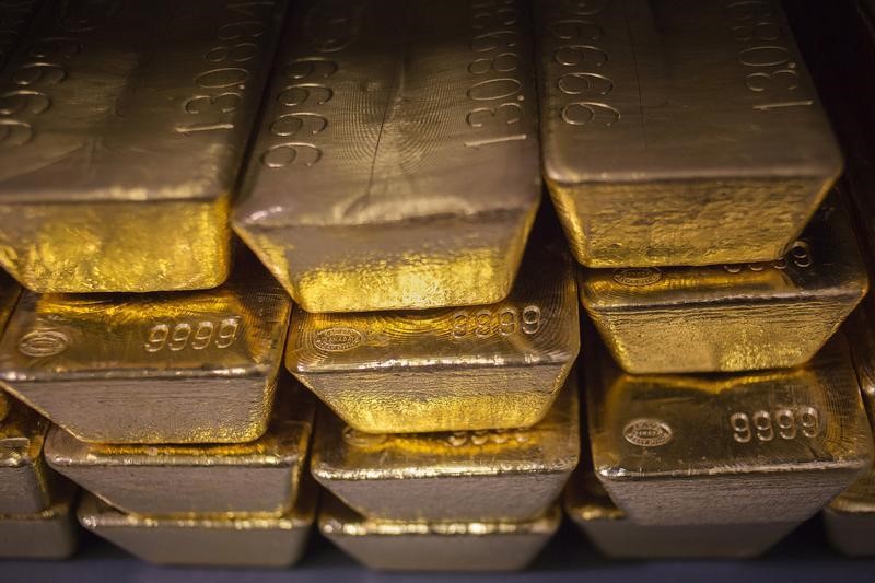 Gold moves lower on U.S. midyear rate hike bets