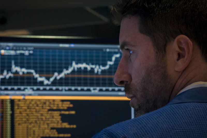 Трейдер на фондовой бирже в Нью-Йорке. 15 апреля 2015 года. Фондовые рынки США выросли в среду за счет повышения цен на нефть и большего оптимизма инвесторов в отношении квартальных результатов компаний. REUTERS/Brendan McDermid