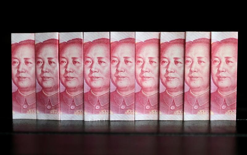 Chinese 100 yuan banknotes are seen in this picture illustration taken in Beijing July 11, 2013.  REUTERS/Jason Lee/File Photo. China forex regulator tightens controls to stem capital outflows: sources