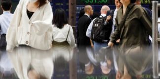 الأسهم الآسيوية تنزلق مع تعمق الحرب التجارية