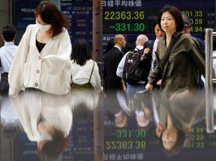 الأسهم الآسيوية تنزلق مع تعمق الحرب التجارية