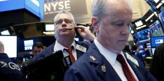 Wall Street dips as geopolitical risks linger, earnings loom Wall Street dips as geopolitical risks linger, earnings loom