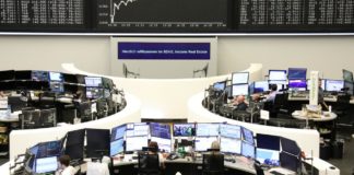 Acciones Globales Caen a Medida que las Nuevas Tarifas entre EE. UU. y China Agrietan las Perspectivas Mundiales. Global Stocks Slip As New U.S.-China Tariffs Sour Global Outlook