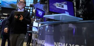 Wall St Climbs As Jobless Claims Rise, Payrolls Data In focus Wall St Climbs As Jobless Claims Rise, Payrolls Data In focus