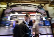 S&P 500, Nasdaq Inch Higher On Tech Boost, Earnings Weigh On Dow