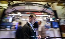 S&P 500, Nasdaq Inch Higher On Tech Boost, Earnings Weigh On Dow