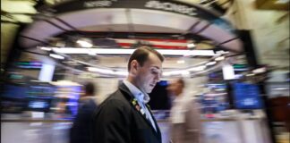 S&P 500, Nasdaq Inch Higher On Tech Boost, Earnings Weigh On Dow S&P 500, Nasdaq Inch Higher On Tech Boost, Earnings Weigh On Dow