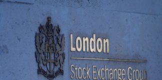 Las Acciones Mundiales se Mantienen Cerca de Máximos Históricos; El Foco se Dirige a los Bancos Centrales; Ganancias Global Stocks Stay Near Record Highs; Focus Turns To Central Banks, Earnings