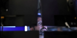 Wall Street Slips On Losses In Apple, Energy Shares Wall Street Slips On Losses In Apple, Energy Shares