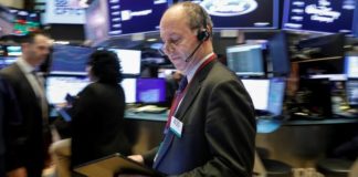 وول ستريت تسجل رقما قياسيا في التداول وتفاؤل الأرباح Wall Street Nears Record High On Trade, Earnings Optimism