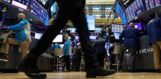 مكاسب وول ستريت مع شراء المستثمرين للقيعان Wall Street Gains As Investors Buy The Dip; Stimulus Measures In Focus