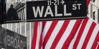 Retiros de Wall Street Mientras la Caída del Petroleo Bate las Reservas de Energía Futures Listless Ahead Of Jobs Data, Apple Slips