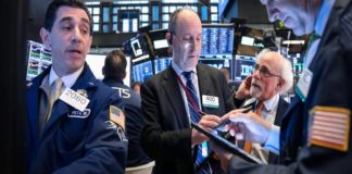 Wall Street Dips After Lackluster Big Bank Earnings Wall Street Dips After Lackluster Big Bank Earnings