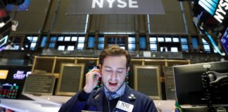 تراجع وول ستريت مع عودة الشكوك في صفقة التجارة Wall Street Slips As Trade Deal Doubts Return