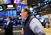 Wall St Gains As Upbeat Earnings Offset Economy Worries
