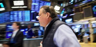 Wall St Gains As Upbeat Earnings Offset Economy Worries Wall St Gains As Upbeat Earnings Offset Economy Worries