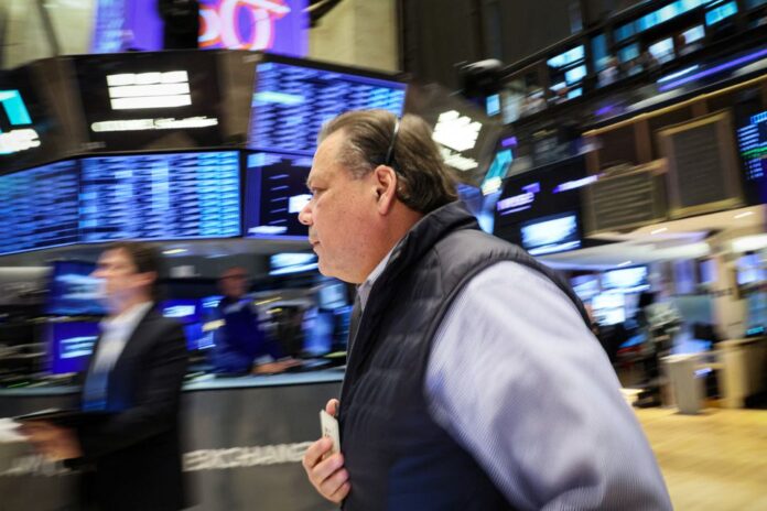 Wall St Gains As Upbeat Earnings Offset Economy Worries