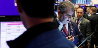 وول ستريت – المستثمرون يلامسون المياه فى التركيز مع التعريفة النهائية Wall Street Treads Water With Tariff Deadline In Focus