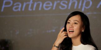 Apple invests $1 billion in Chinese ride-hailing service Didi Chuxing Jean Liu, the president of Didi Chuxing, formerly known as Didi Kuaidi, answers questions at a news conference in Beijing