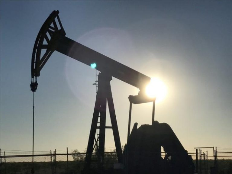Oil recovers from fall, bond yields regain traction